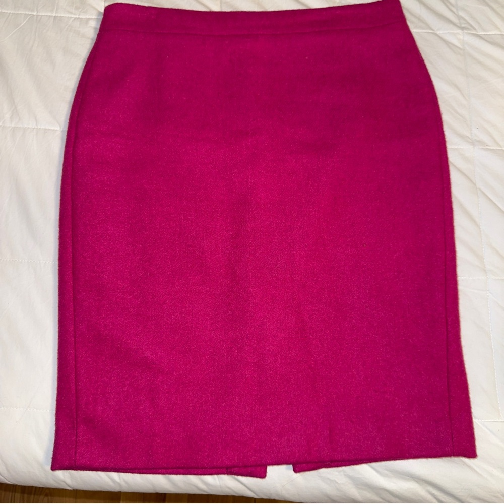 J.Crew Wool Lined Pencil skirt size 8
Fuschia Magenta color.
